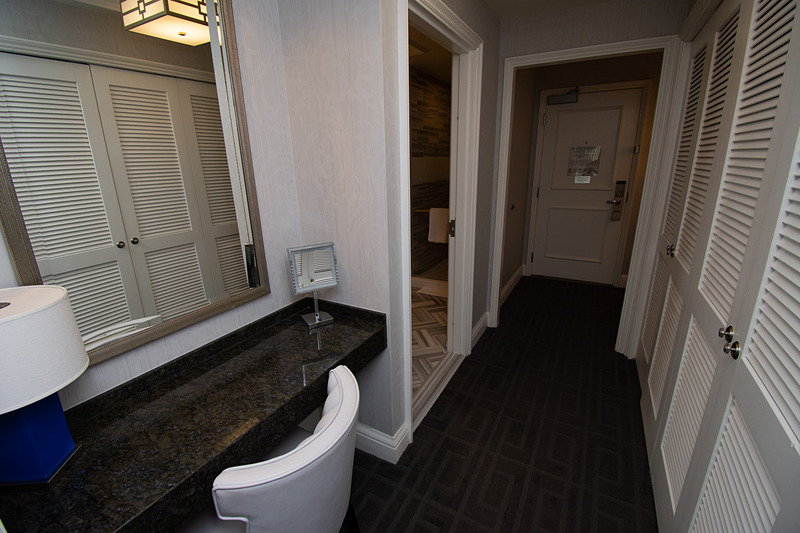 バスルームは部屋に入ってすぐ