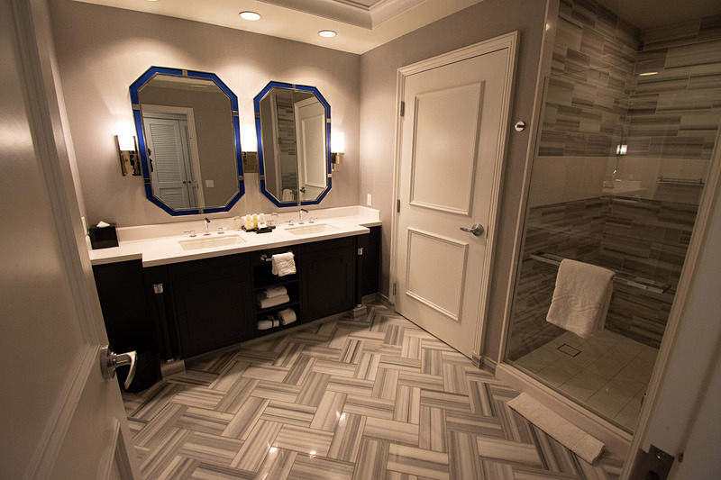 バスルーム。独立したシャワーブースとトイレ、死角で見えないが左手には浴槽がある