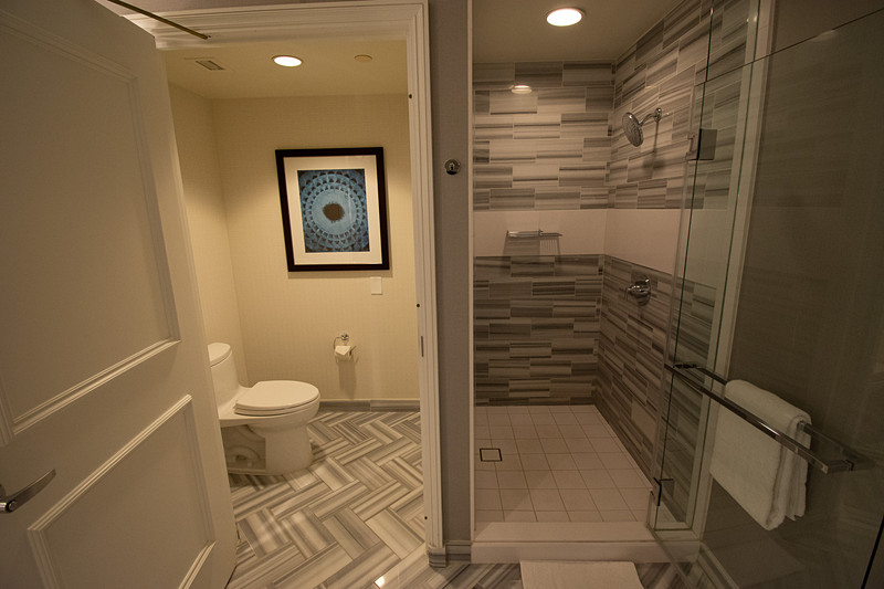 シャワーブースとトイレ。シャワーの角度はあまり変えられないが、ひねってすぐにお湯が出るのが素晴らしい