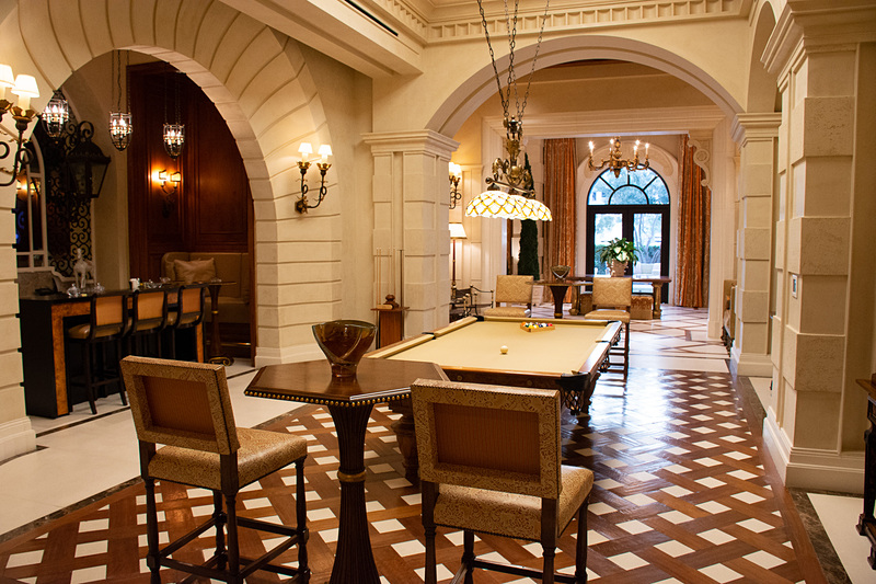 ヴィラの中央はビリヤード台のあるプレイスペースになっている