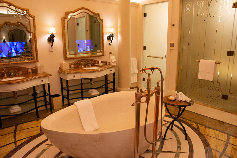 1つの岩から削り出したというバスタブ。ミラーは映像を表示できるスマートミラー