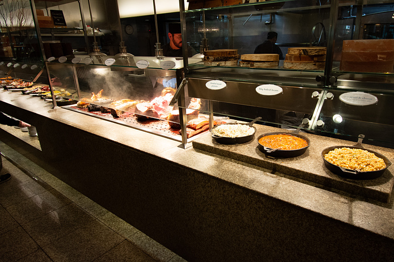 このときはたまたま人がいないが、いつも人だかりのステーキエリア。都度カットしてくれる