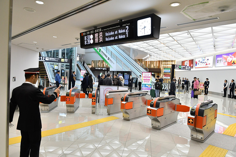 改札の内側からアクセスホールを見たところ