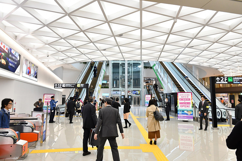 改札を抜けたところ。中央奥にエレベータ、両脇にエスカレータが設置されている