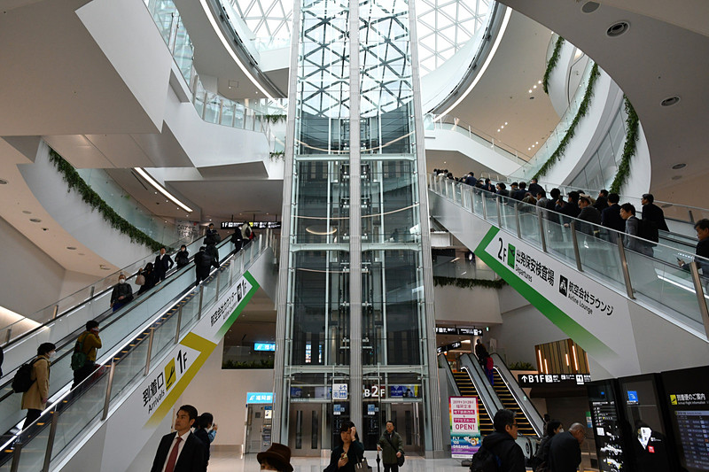 吹き抜けにより、自然光が地下2階まで射し込む