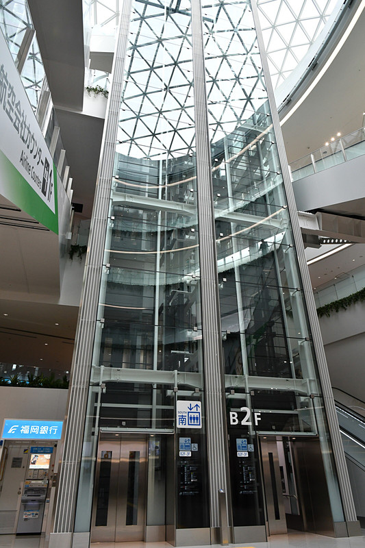 エレベータ。脇にはATMが設置されている