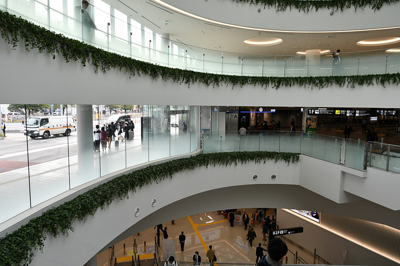 エスカレータから後方