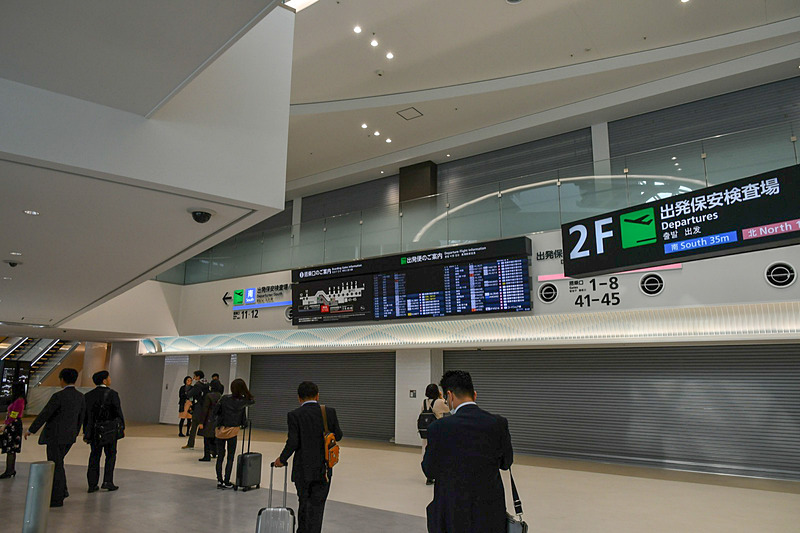 保安検査場フロア。各航空会社のラウンジやフードコートも同フロア