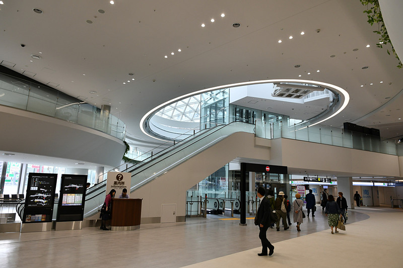 2階へのエスカレータを降りると、3階へ上がるエスカレータもすぐ