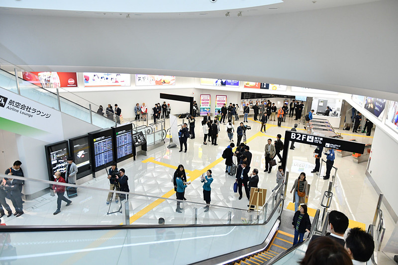 改札階に降りていく様子。写真右奥が改札