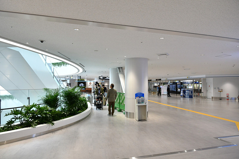 南側の到着口。写真左に見えているのは1階から2階に上がるエスカレータ