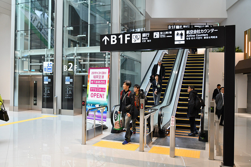 エレベータの右脇には地下1階へ上がるエスカレータが設置されている