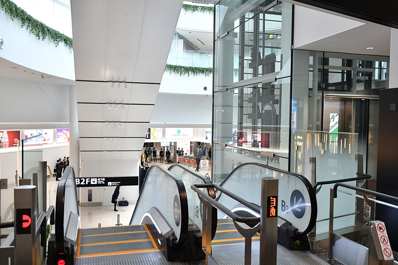 地下1階へ上がり、改札階方面を見たところ