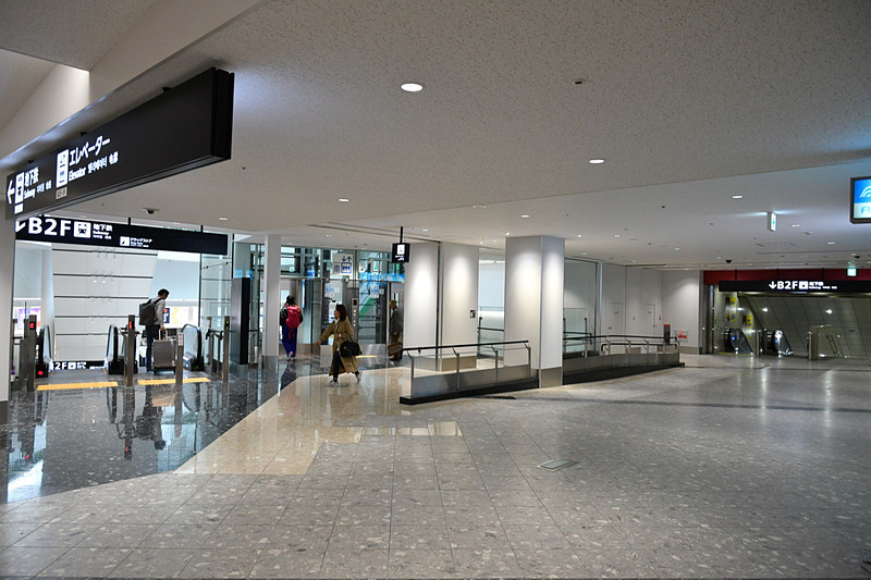 写真右奥が従来の改札へつながるエスカレータのある箇所