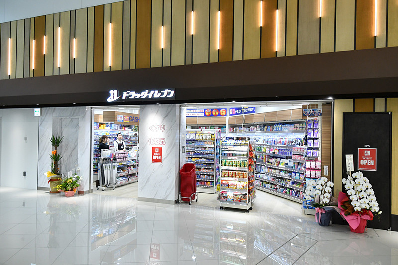 改札階の奥にはドラッグイレブンがオープン