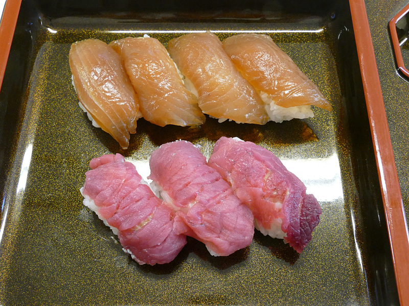 島寿司（上）とアオウミガメの握り（下）