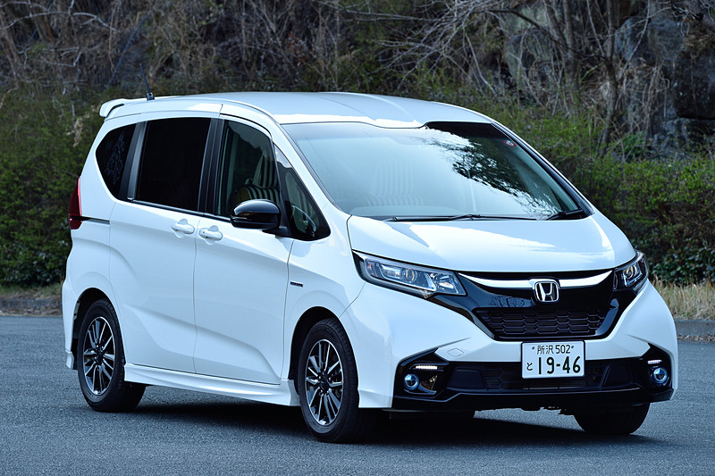 こちらがModuloを知るために彼女たちが乗ったフリードHYBRID Modulo X HondaSENSING。ボディカラーはホワイトオーキッド・パール