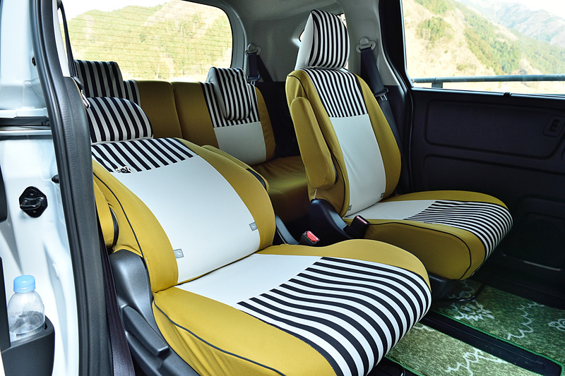 マスタードイエローを基調にアイボリー×ブラックのストライプが入る。汚れが付きににくい撥水加工が施してあり、取り外して洗濯も可能だ。価格は全席用セットで5万3000円（税別）。フリード＋用は3万9000円（税別）