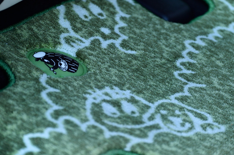 芝生をイメージしたフロアマット。グリーンのなかに「バーバモジャ」が隠れてるという遊びが入っている。価格は5万1000円～6万7000円（税別）