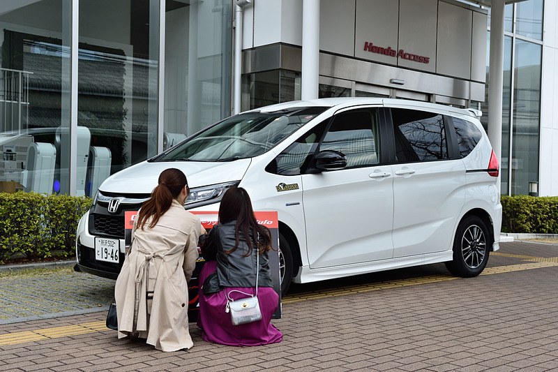 出発前になにやらゴソゴソと……。実は僚誌Car Watchではこの取材の数日前に64号車と34号車のメンバーを招いてイベントを開催していた。そのパネルを見付けた2人は……