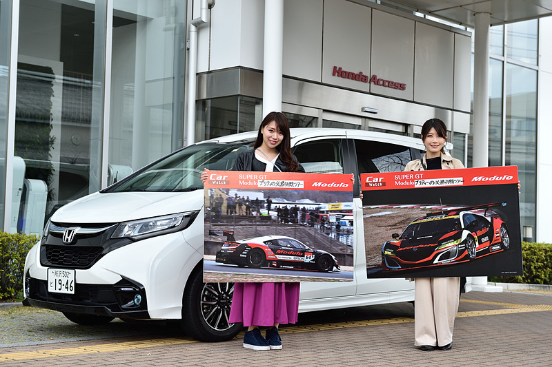 ガムテープをパネルに貼って、今回のテーマを書いて即席の記念ボードのできあがり！