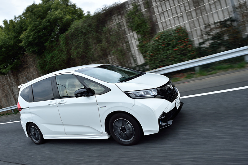 関越自動車道を走るフリードHYBRID Modulo X。空力効果に優れたクルマなので、安定感やステアリングを操作したときのスムーズな動きが体感できる。これを彼女たちの言葉で言うと「乗りやすい」となる。ウインドウ越しに見える山口さんの笑顔からもその辺が伝わる