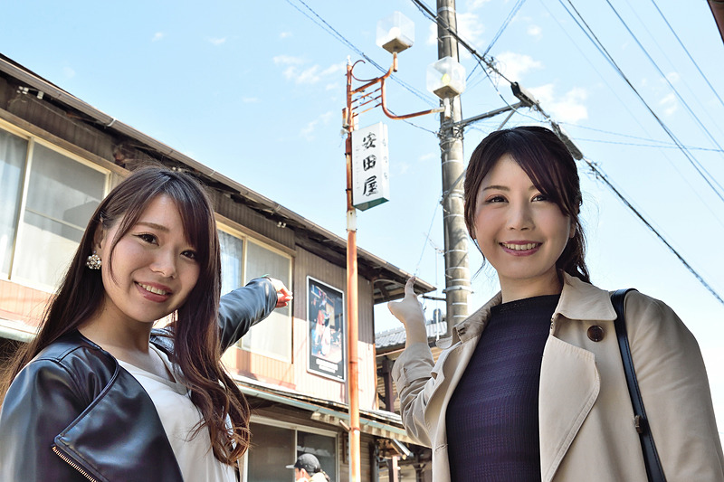 行列もできるお店だが、今回はお昼前に着いたので並ばず入店。わらじカツ丼を注文し、64号車、34号車、97号車の勝利をお願いしながらいただきました。一緒に出てくる豚汁も美味しかった。食事を終えて外に出ると、オッとかなりの行列ができている。タイミングよかった～