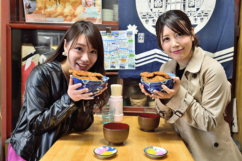 行列もできるお店だが、今回はお昼前に着いたので並ばず入店。わらじカツ丼を注文し、64号車、34号車、97号車の勝利をお願いしながらいただきました。一緒に出てくる豚汁も美味しかった。食事を終えて外に出ると、オッとかなりの行列ができている。タイミングよかった～
