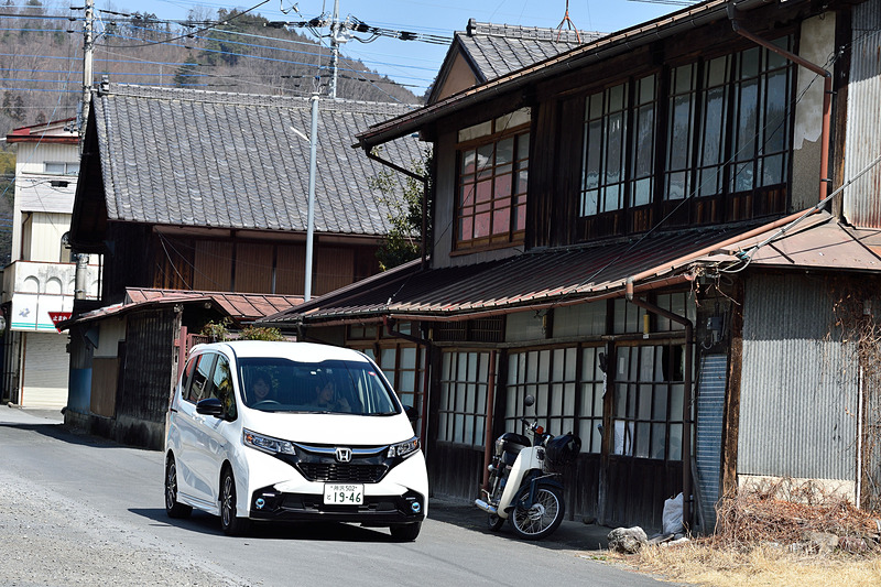 秩父の中心地から山のほうへ行くとこんな風景もある。表通りから1本入ると道は細くなるが、運転席からの見切りがよいフリードHYBRID Modulo Xは不安なく入っていける