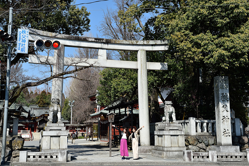 秩父神社に到着。クルマを降りて大鳥居の前で1枚。そして手水をすませて神門をくぐる