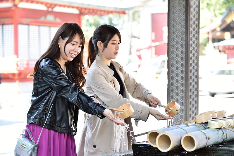 秩父神社に到着。クルマを降りて大鳥居の前で1枚。そして手水をすませて神門をくぐる