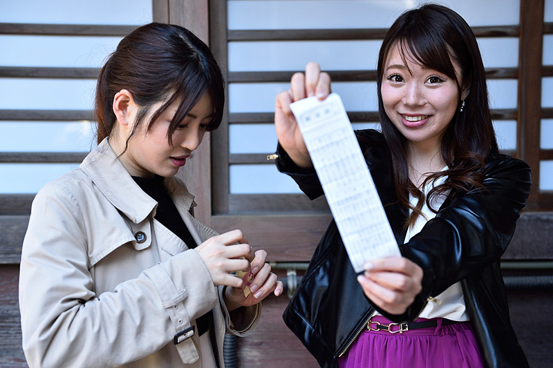 秩父神社ではおみくじも引いた。結果は山口さんが大吉で永原さんが吉、2人とも持ってます