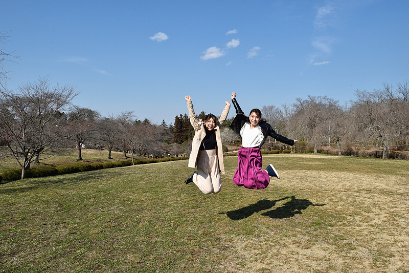 THEお花見会場、という感じの園内広場。小高い山の上なのでアタマの上は空だけ。で、気持ちよさからのジャンプ！