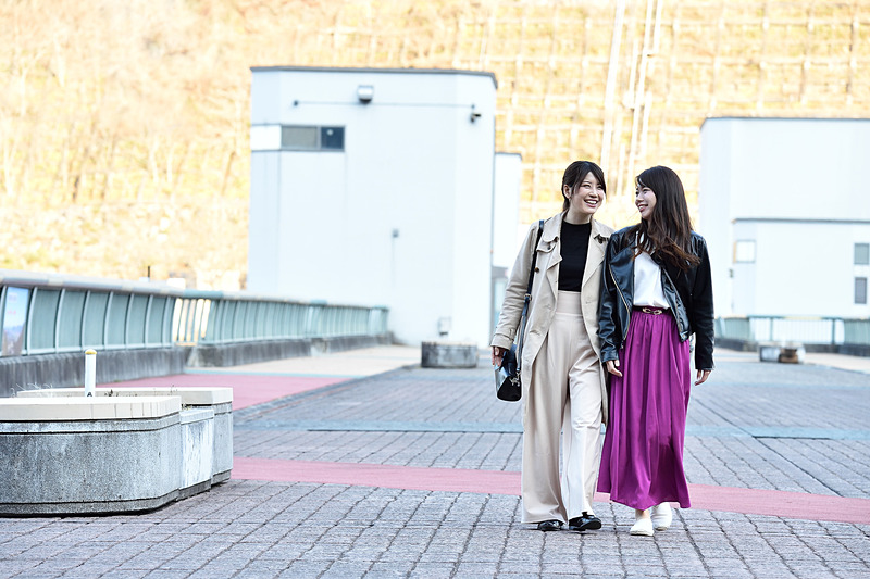 ダムの堤頂は歩いて渡れるようになっている。また、見学用のエレベータに乗ればダム内部を通って一番下まで行ける