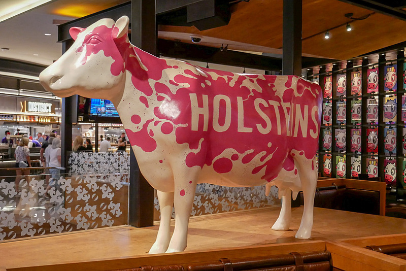 店内には、赤白のホルスタイン柄の牛が鎮座しています