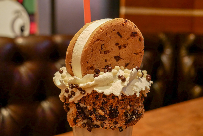 こちらは、一番人気のクッキー＆クリームですが、グラスからはみ出すほどの大きなクッキーアイスがトッピングされていて、これだけでお腹がいっぱいになりそうです