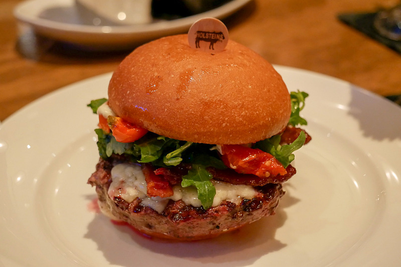 お店イチオシの「Gold Standard」。熟成サーロイン肉を使ったパティと新鮮なレタスやトマト、オニオンなどを使っていて、見た目に反して繊細な味わいです