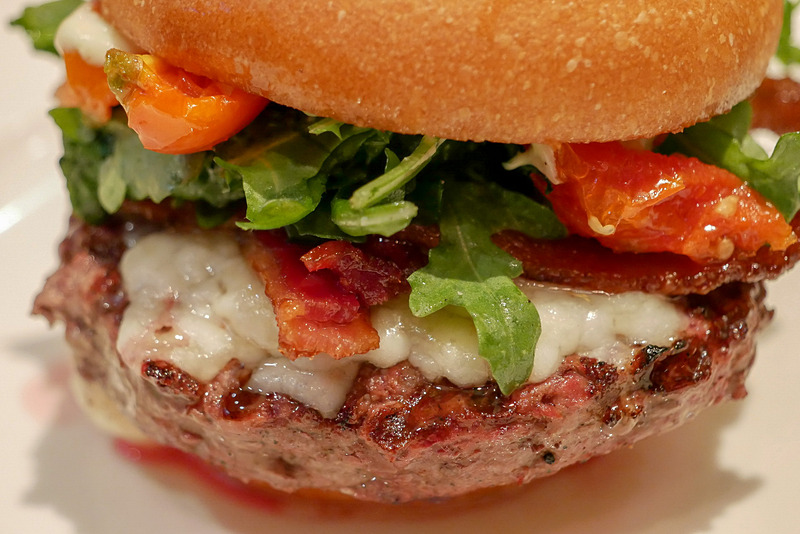 パティはミディアムレアに焼き上げられていて、歯応えのある食感ながらジューシーで、さすがアメリカのグルメバーガーといった美味しさでした