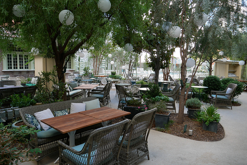 テラス席の奥にはプールもあります