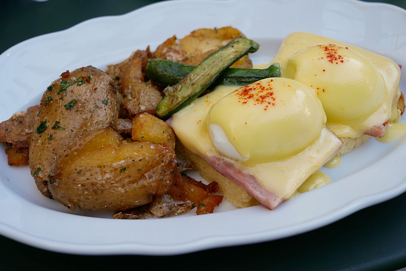 朝食やブランチとして定番の、エッグベネディクトを注文しました