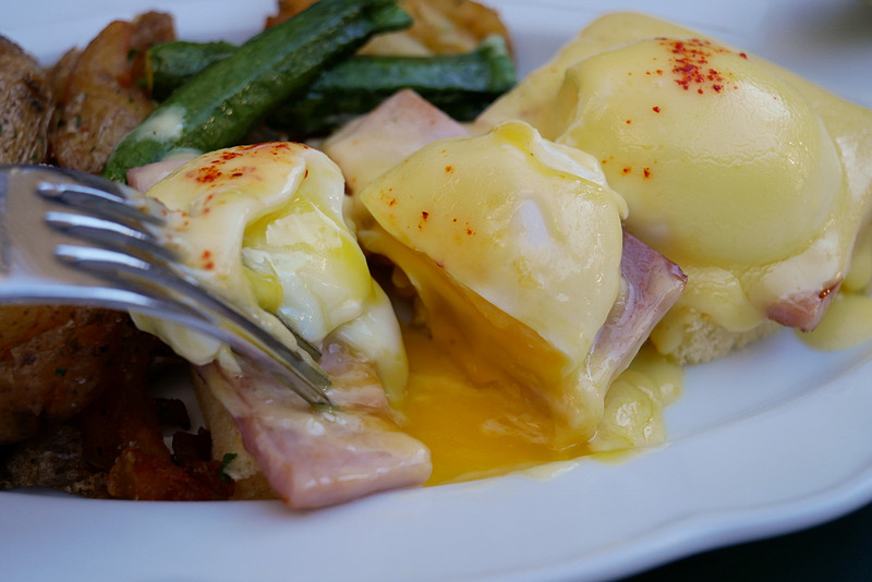 トーストしたパンに、ベーコンとポーチドエッグをのせて、濃厚なオランディーズソースがかけられています。見た目どおり濃厚な味わいですが、美味しいのでペロッと食べられます