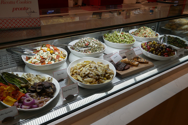 ショーケースには、美味しそうなイタリアンサラダやグリルが並んでいます