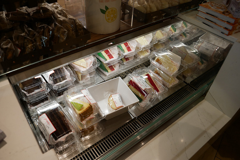 パンやデザート類も豊富に用意されています