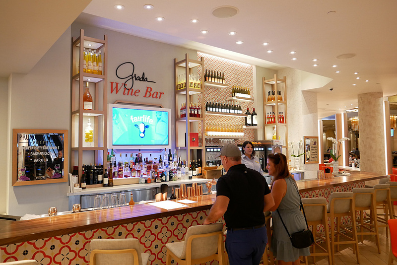 カクテルなどが楽しめるバーカウンターも用意されています