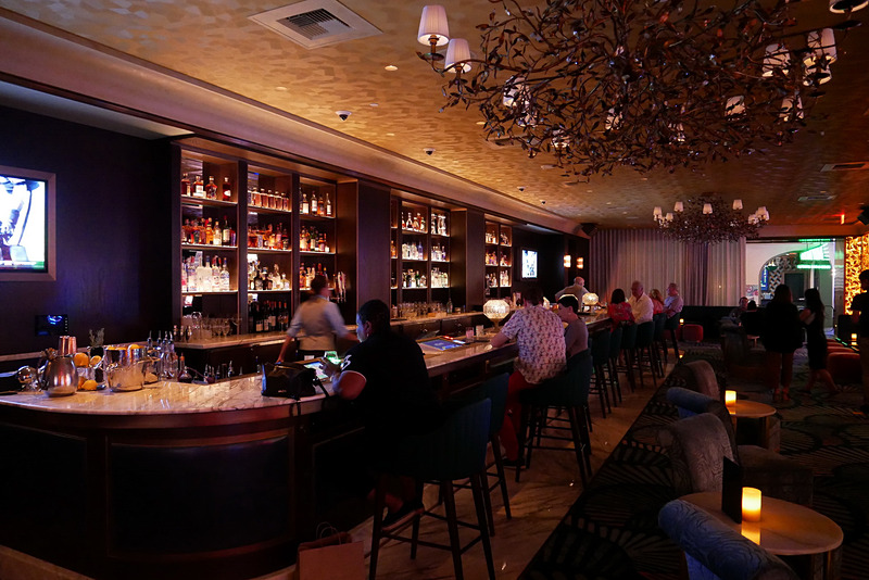 店内はカウンター席とソファ席を用意。ゆったりくつろぎたいならソファ席がお勧めです