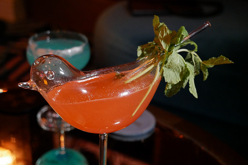 Juniper Cocktail Loungeで最も象徴的なカクテルが、この「A Little Birdie」。小鳥の形をしたオリジナルグラスはとてもかわいくて、インスタ映えすること間違いないでしょう