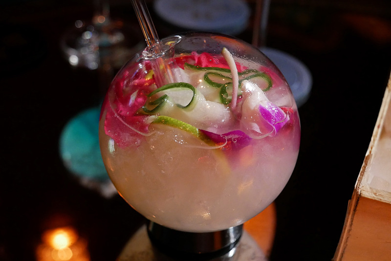 こちらは「Cucumber Cooler」。キュウリやライム、色鮮やかな食用花が添えられて家t、こちらもとてもカラフルなカクテルです