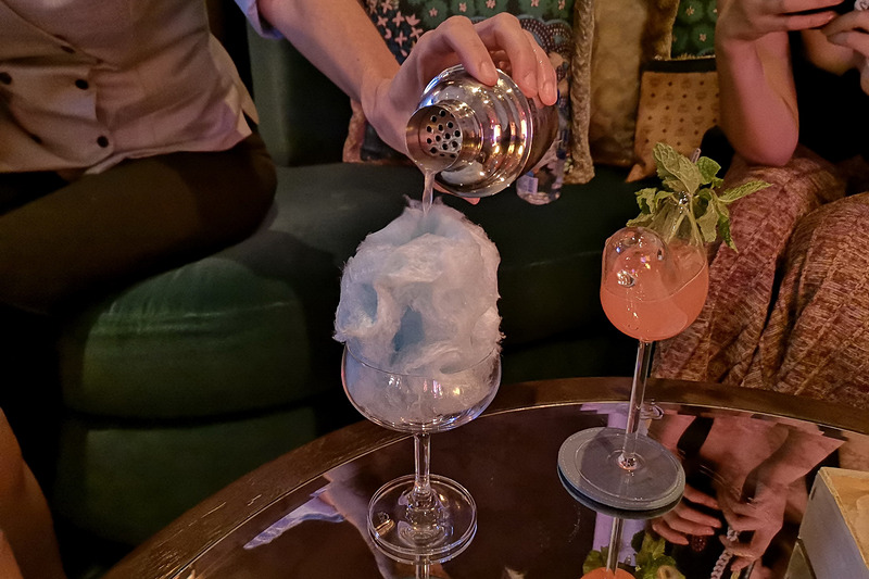 グラスに盛り付けられた綿菓子の上からカクテルを注ぐと綿菓子が溶けて完成します。その過程もインスタ映えするでしょう