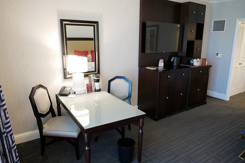 部屋にはデスクや椅子、ミニバーなど充実したアメニティが用意されています