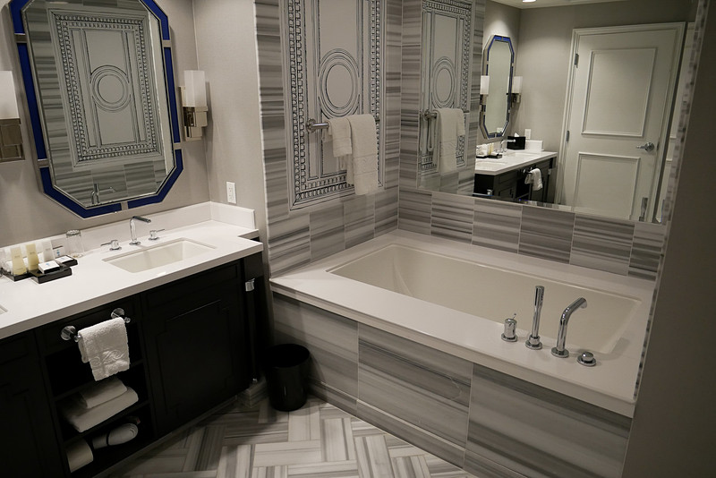 バスルームは、独立したシャワールームに深いバスタブも用意されていますので、疲れた身体をゆったり癒やせます